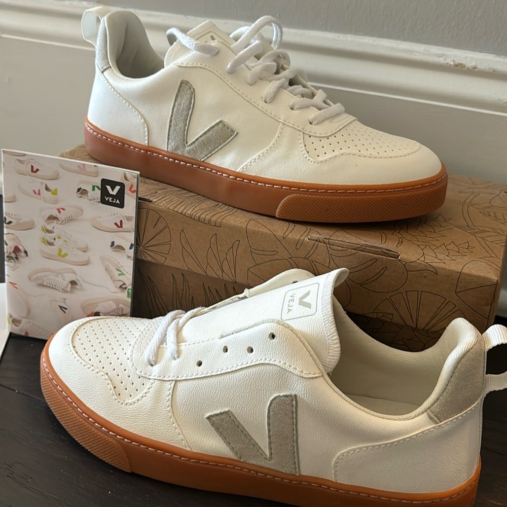 NEW IN BOX: Veja V10 white leather laced sneakers size 37 women. Free shipping!